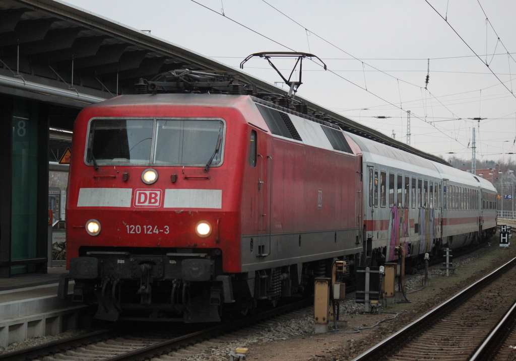 120 124-3 mit IC 2409(Rostock-D�sseldorf)kurz vor der Ausfahrt im Rostocker Hbf.14.12.2014
