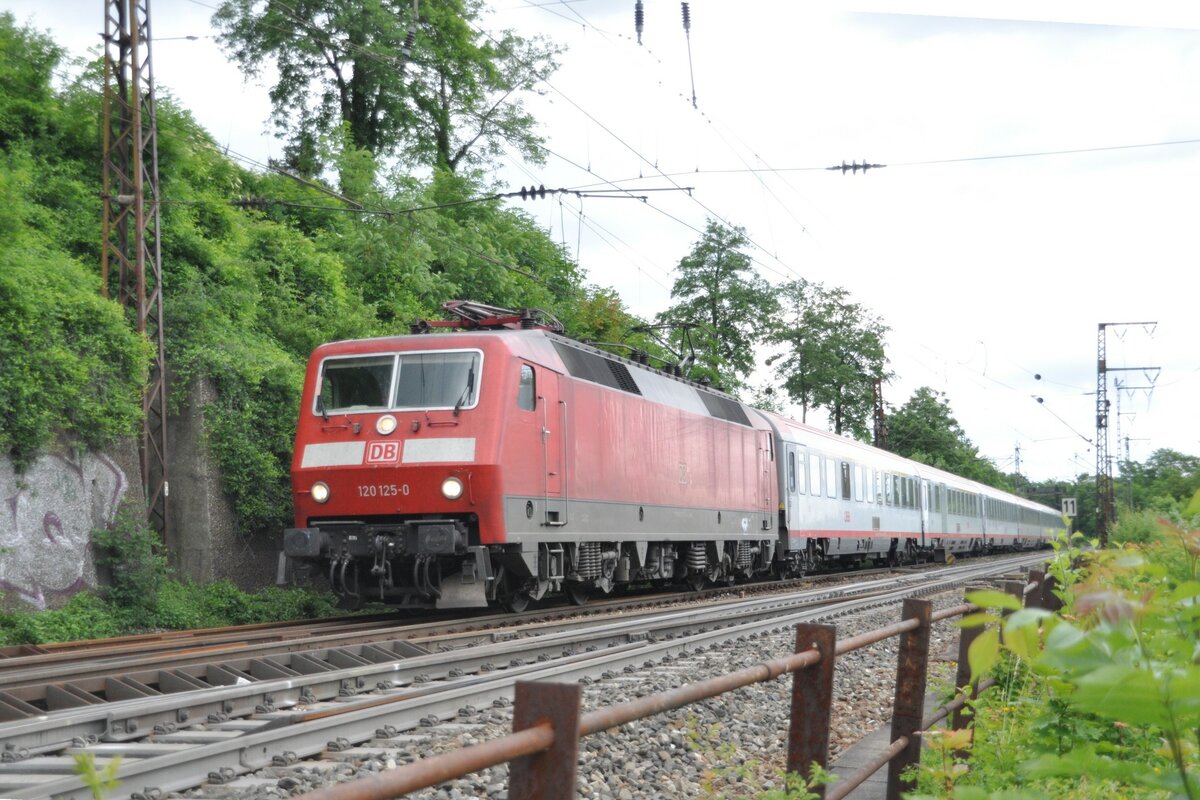 120 125-0 mit IC in Ulm am 09.06.2012.
