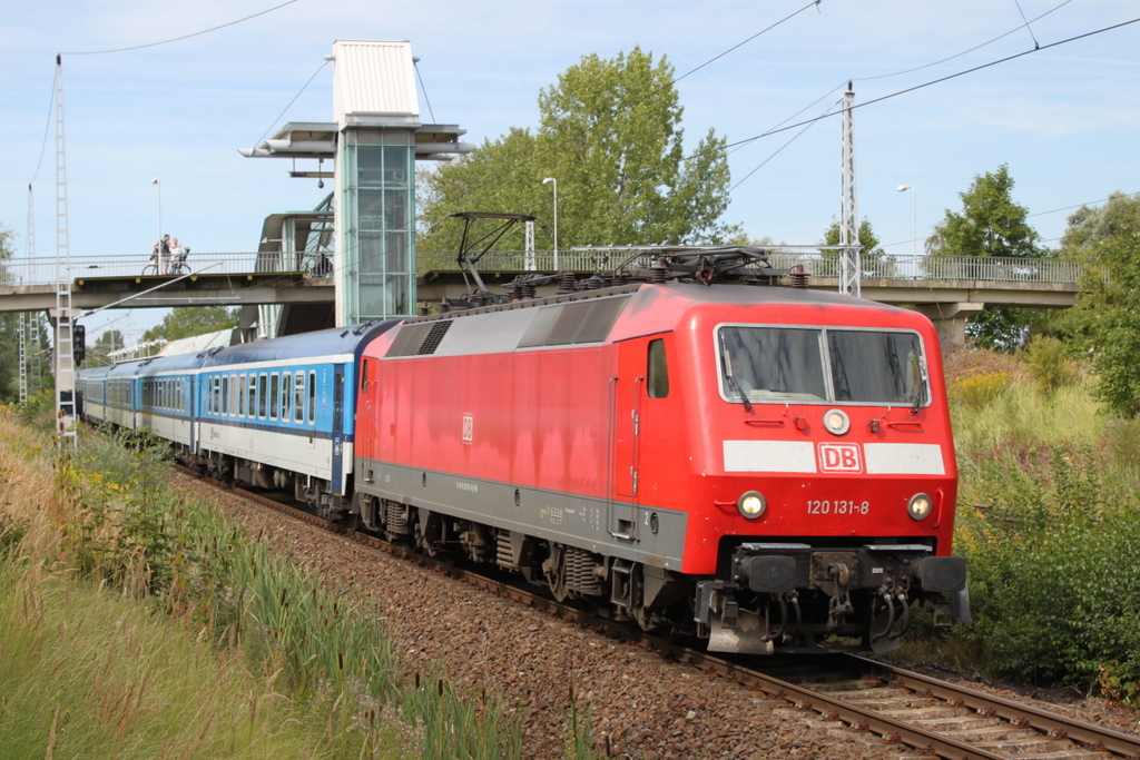 120 131-8 mit EC 179 von Warnemnde nach Praha hl.n. bei der Durchfahrt im Haltepunkt Rostock-Marienehe.28.08.2015 dies werden wohl die Letzten Aufnahmen in Rostock sein denn ab Dezember wird die Verbindung an die Kste gestrichen.