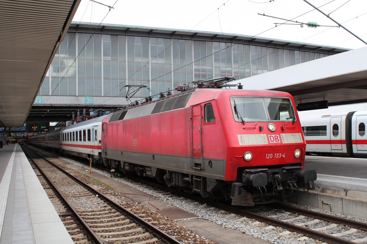 120 133-4 steht am 9. April 2012 abfahrbereit im Mnchner Hauptbahnhof.