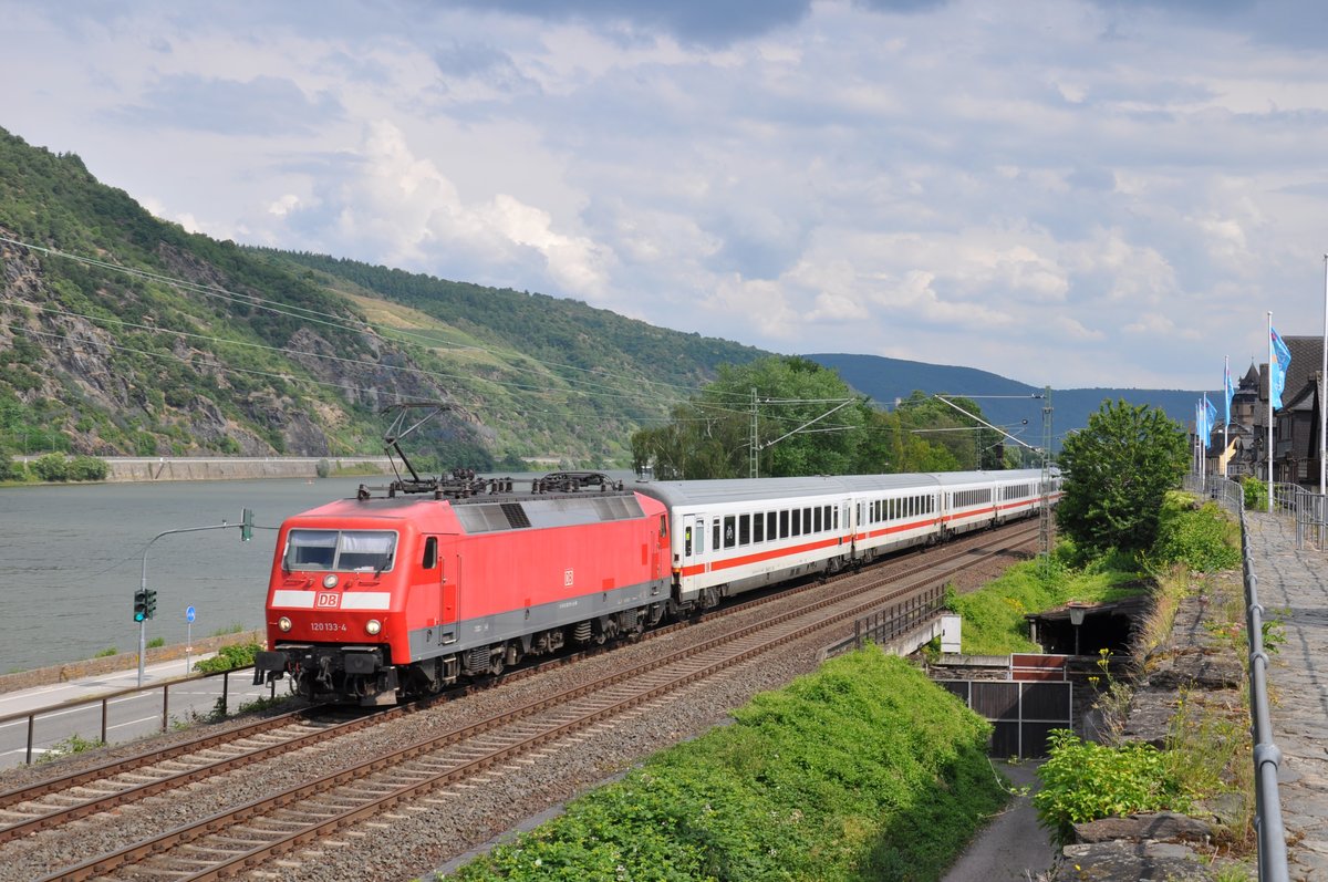 120 133-4 zog am 22.06.2019 den IC2022 nach Hamburg Altona und konnte dabei in Trechtingshausen festgehalten werden. 