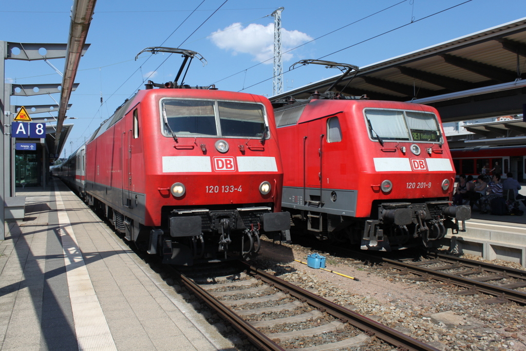 120 133-4+101 019-8(hinten)mit IC 2417 von Rostock Hbf nach K�ln Hbf bei der Ausfahrt im Rostocker Hbf.08.05.2016