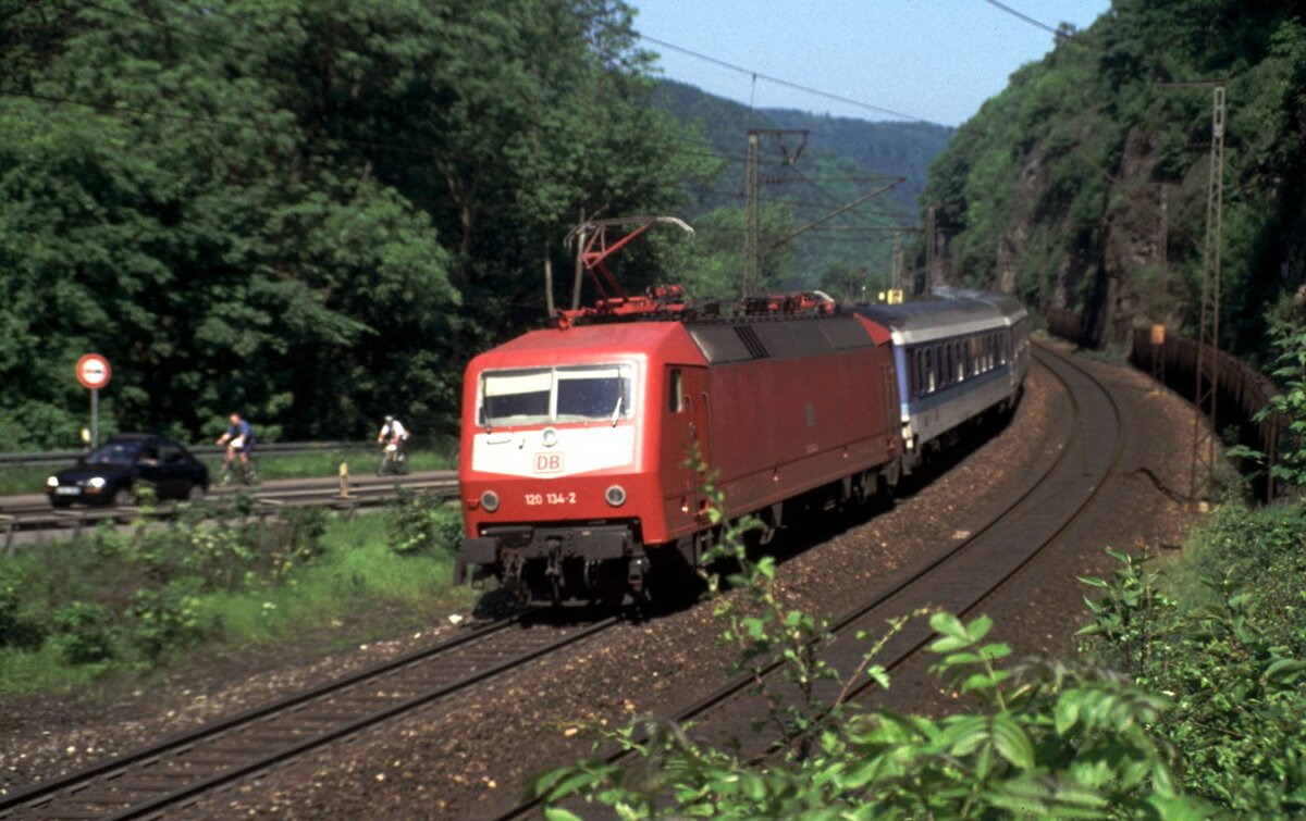 120 134-2 mit einem Interregio auf der Geislinger Steige am 06.06.1996.
