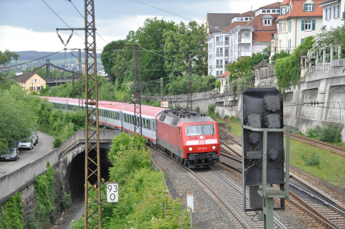 120 135-9 mit ÖBB-EC Mozart fährt aus Ulm in Richtung Stuttgart aus am 09.06.2012.