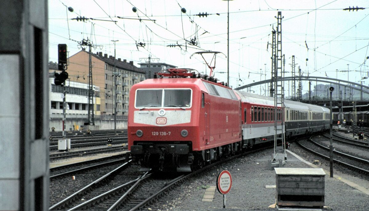 120 136-7 mit IC fährt in Würzburg Hbf ein am 15.05.1988.