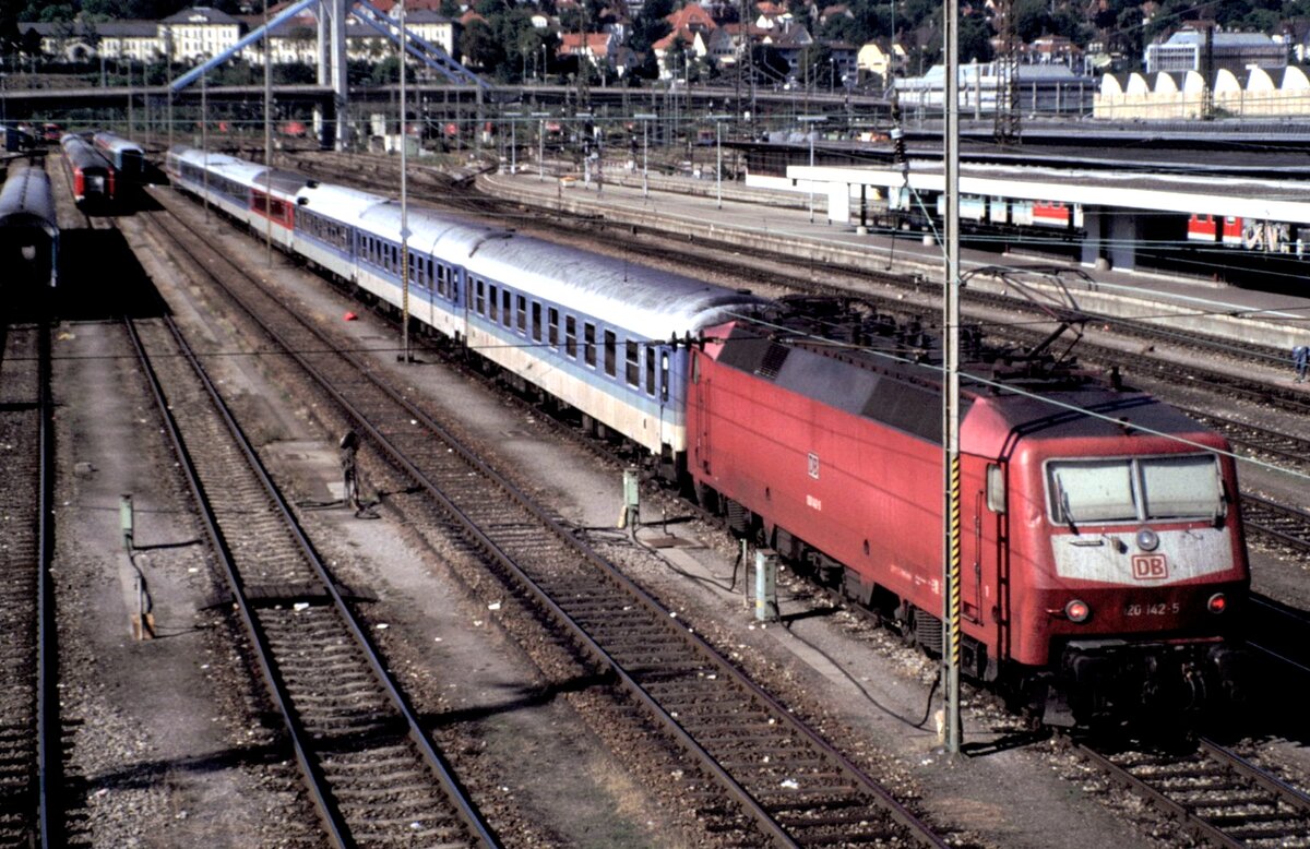 120 141-5 mit Interregio; IC Steuerwagen und IC Speisewagen in Ulm am 06.09.2001.