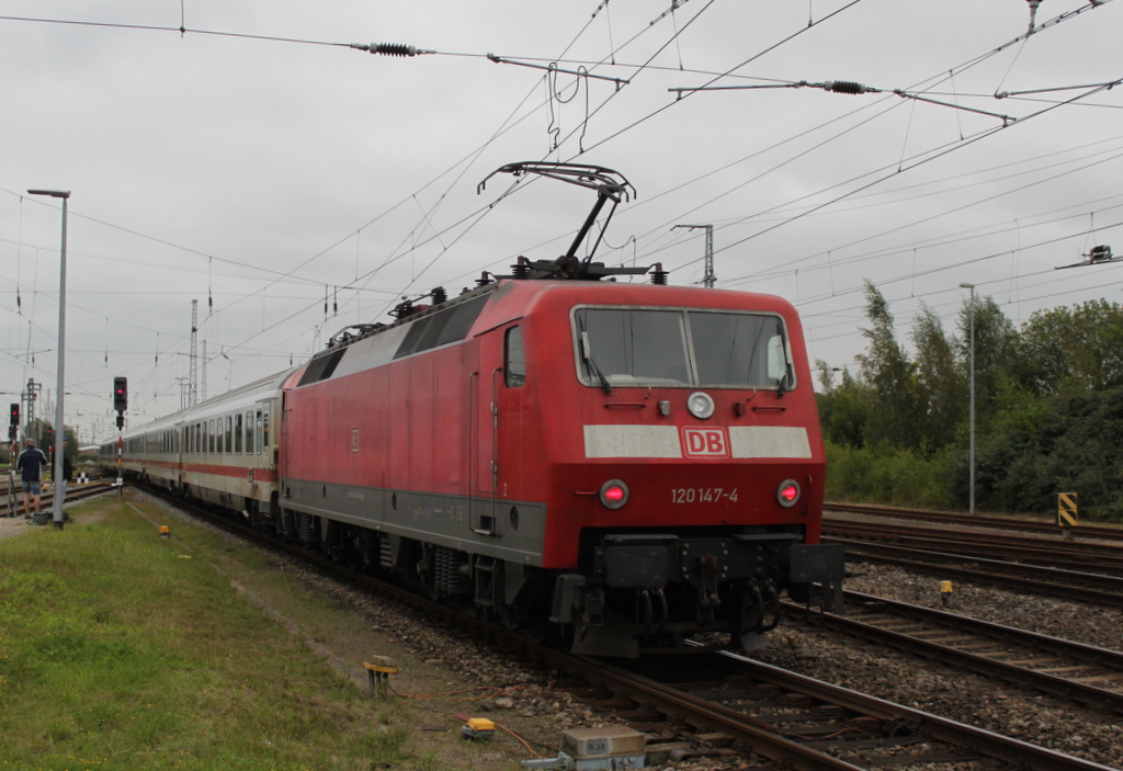 120 147-4 am Abend des 12.08.2017 im Rostocker Hbf.