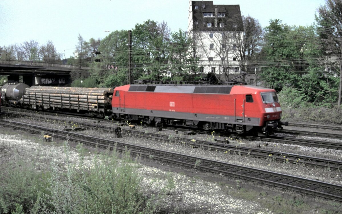 120 147-4 mit gemischtem Güterzug in Ulm am 30.04.2002.