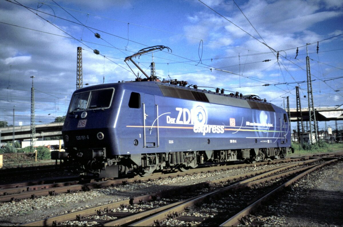 120 151-0 mit ZDF-Werbung in Ulm im Juni 1998.