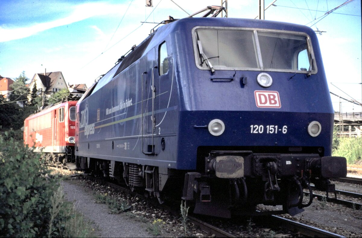 120 151-6 mit Werbung für ZDF in Ulm im Juni 1998.