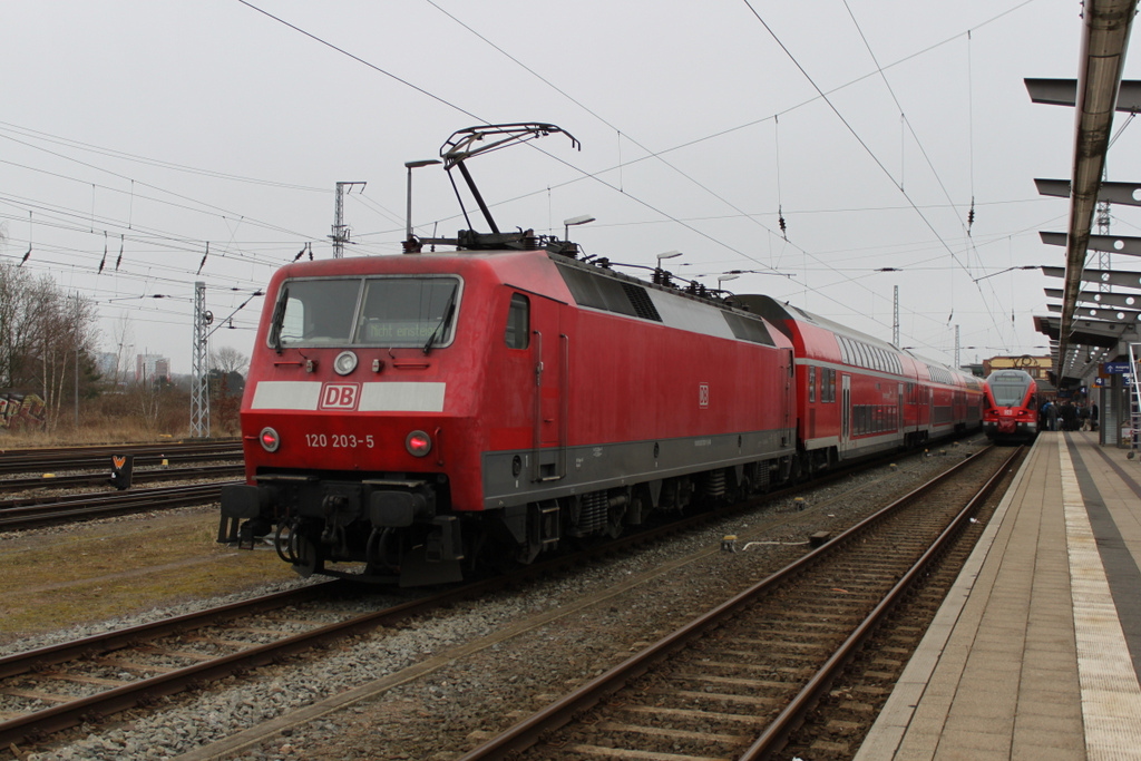 120 203-5 mit RE 4309(Hamburg-Rostock)kurz nach der Ankunft au�erplanm��ig am Gleis 5 im Rostocker Hbf Grund war ein Parktausch beim Hanse-Express.18.03.2016