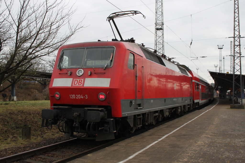 120 204-3 mit RE 4307(Hamburg-Rostock)bei der Ausfahrt im Bahnhof Bad Kleinen.06.02.2016