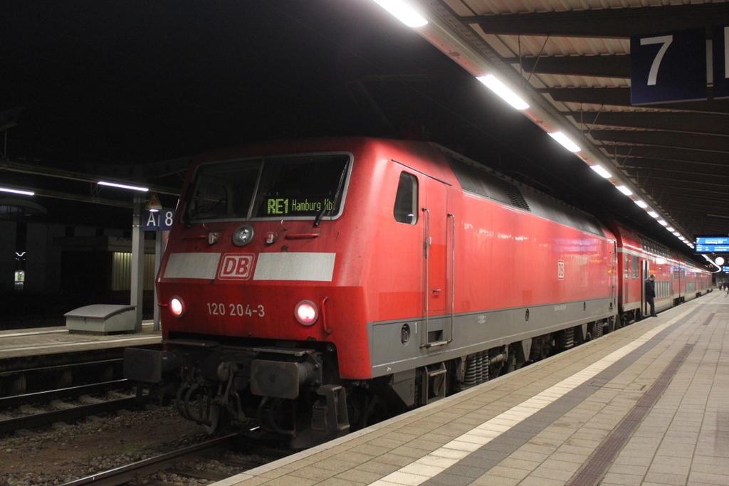 120 204-3 mit RE 4314(Rostock-Hamburg)kurz vor der Ausfahrt im Rostocker Hbf.21.12.2017