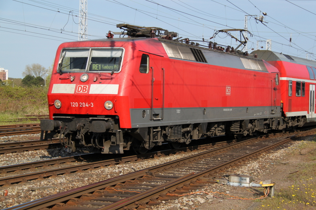 120 204-3 mit RE4306 von Rostock Hbf nach Hamburg Hbf bei der Ausfahrt im Rostocker Hbf.06.05.2016