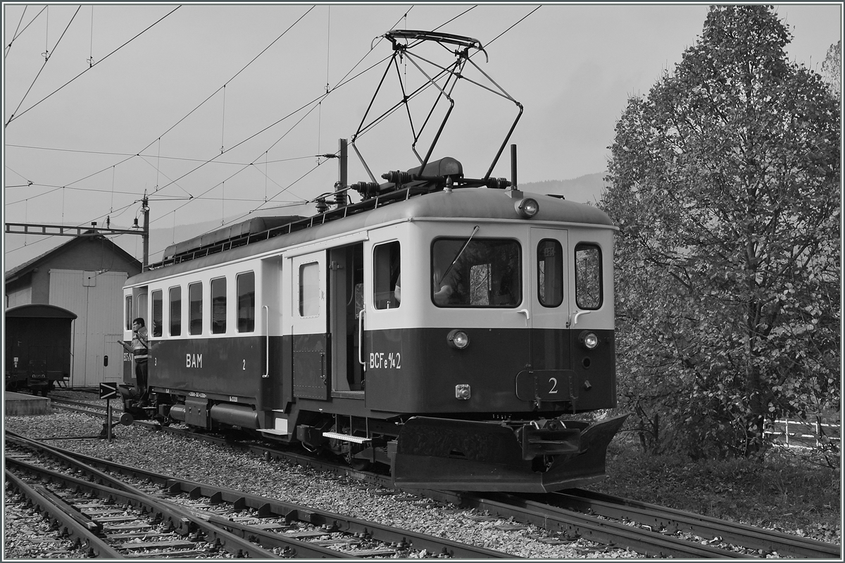 120 Jahren BAM MBC: Der historische BCFe 4/4 N° 2 und sein AB übernahmen zum 120.BAM Jubilämsfest die Planleistungen auf der Strecke Apples - L'Isle Mont la Ville (sowie zwei Extrazugpaare nach Bière) Trotz des geringen Verkehrsaufkommens in L'Isle Mont la Ville verfügt der Bahnhof über eine Intrastruktur, welche das Umfahren problemlos erlauben, auch wenn dann die Reisenden nicht direkt am Bahnsteig einsteigen können.
24. Okt. 2015