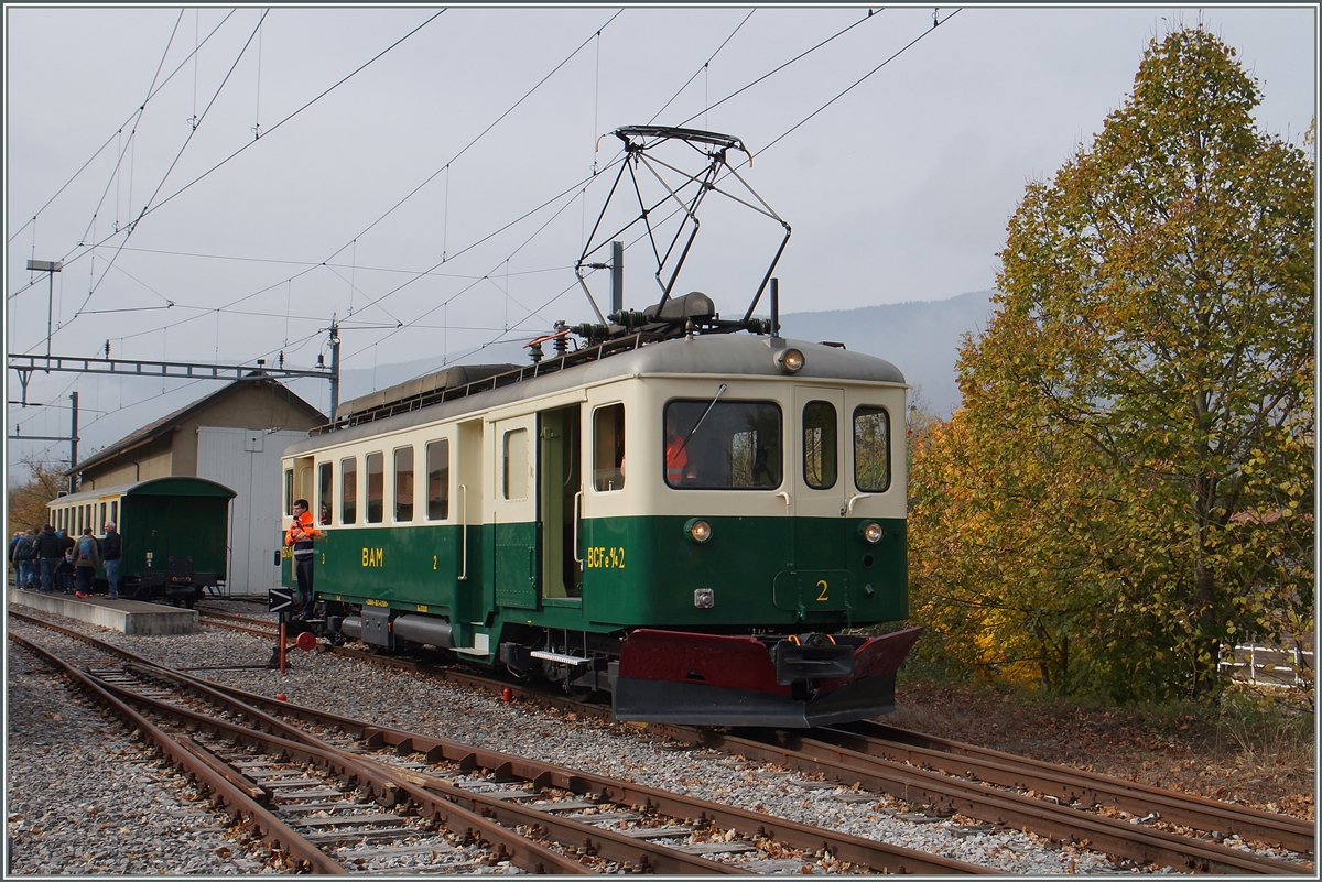 120 Jahren BAM MBC: Der historische BCFe 4/4 N° 2 und sein AB übernahmen zum 120.BAM Jubilämsfest die Planleistungen auf der Strecke Apples - L'Isle Mont la Ville (sowie zwei Extrazugpaare nach Bière) Trotz des geringen Verkehrsaufkommens in L'Isle Mont la Ville verfügt der Bahnhof über eine Intrastruktur, welche das Umfahren problemlos erlauben, auch wenn dann die Reisenden nicht direkt am Bahnsteig einsteigen können.
24. Okt. 2015