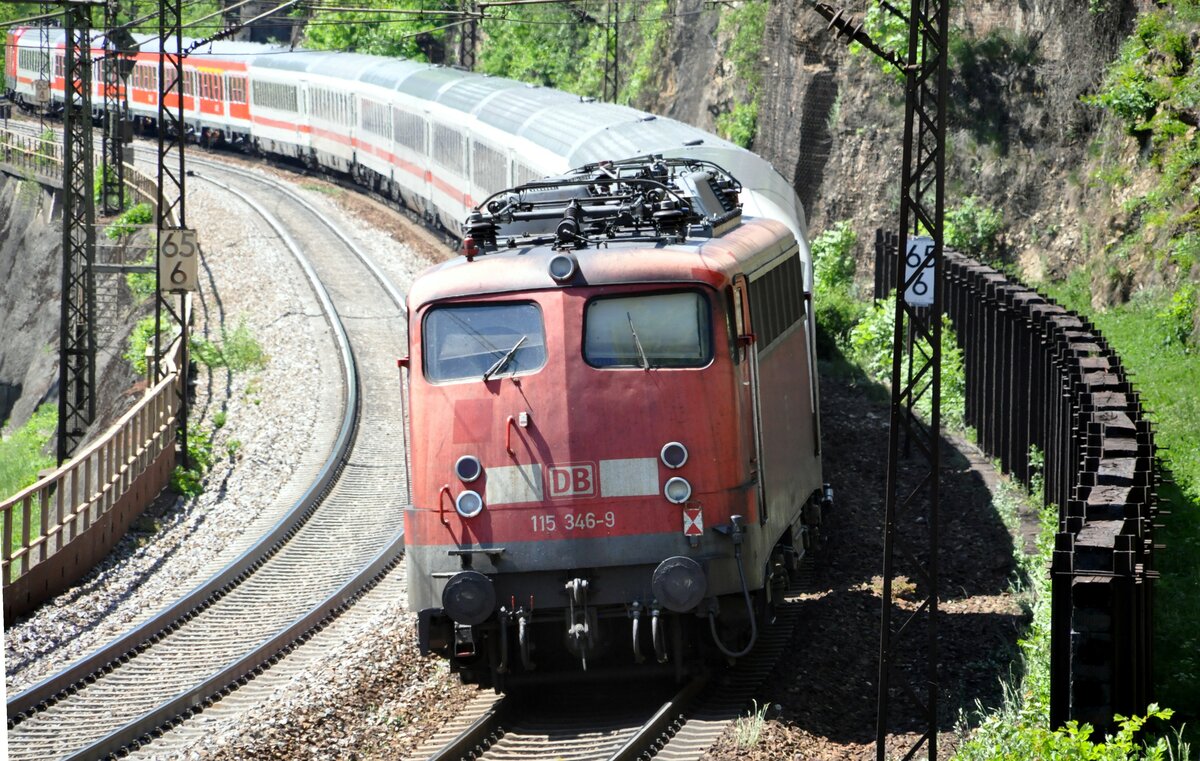 120 mit Rückführung von reparierten Schadfahrzeugenbestehend aus 143, 115 346-9; IC-Wagen und Nahverkehrswagen auf der Geislinger Steige am 25.05.2012.