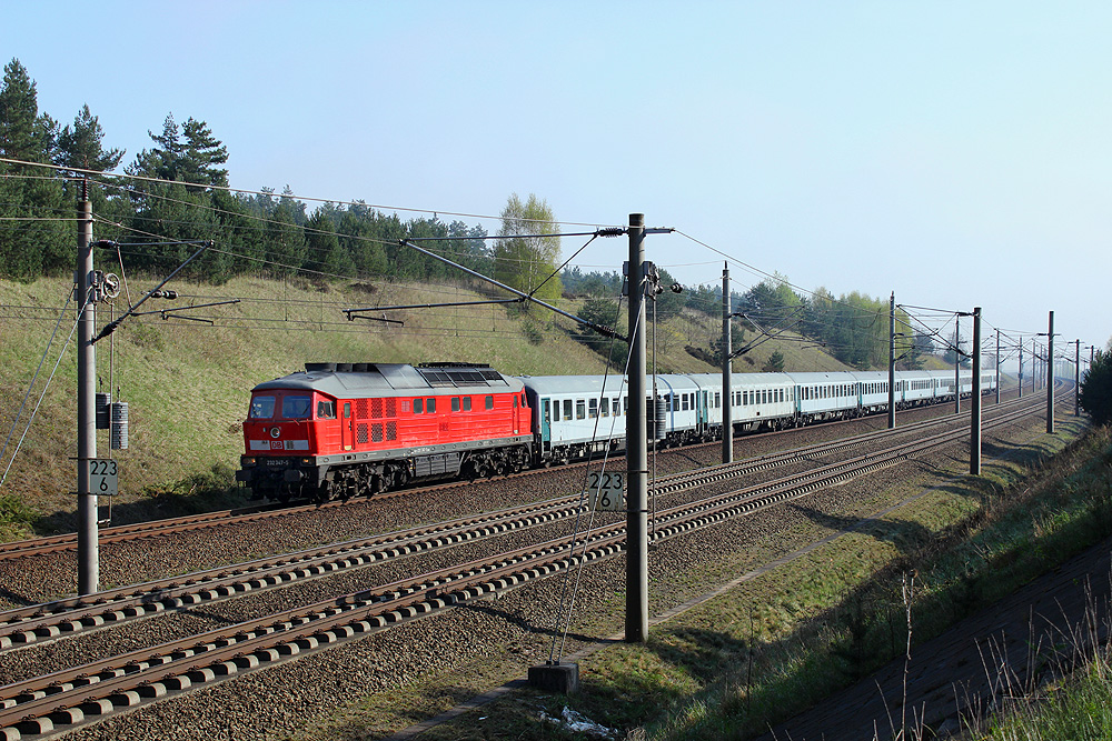 12.04.2014 10:00 Uhr - 232 347 fährt bei Uchtspringe mit einem Militärzug westwärts.