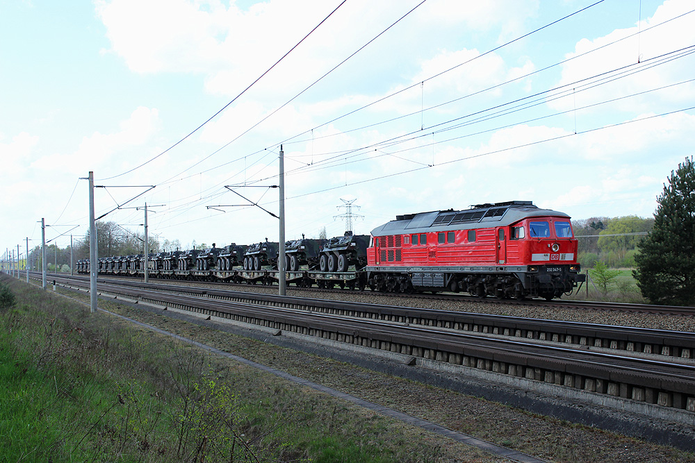 12.04.2014 14:45 Uhr - 232 347 fährt bei Kloster Neuendorf mit einem Militärzug aus Letzlingen Ost in Richtung Stendal.