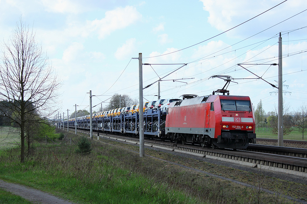 12.04.2014 14:54 Uhr - 152 034 fährt bei Kloster Neuendorf mit einem Ford-Autotransport ostwärts.