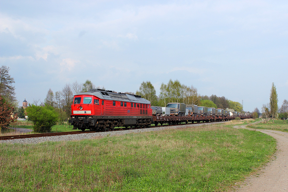 12.04.2014 17:18 Uhr - 232 240 kommt bei Kloster Neuendorf mit einem Militärzug des österreichischen Bundesheeres aus Letzlingen Ost zurück.