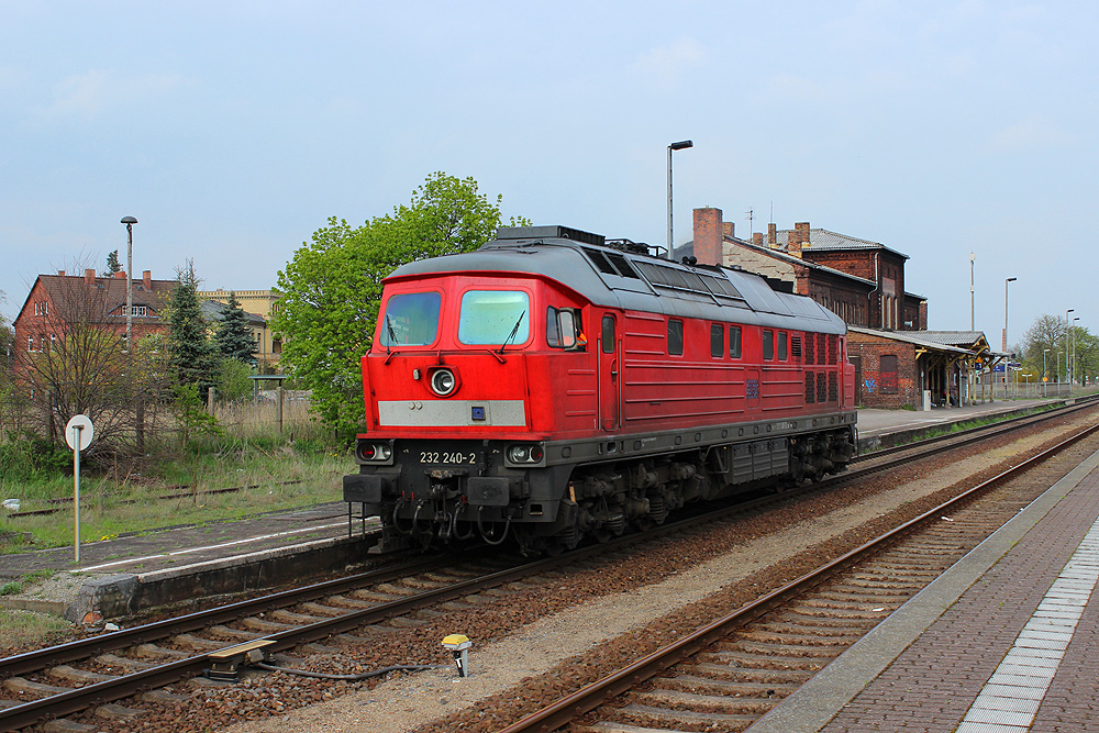 12.04.2014 17:36 Uhr - 232 240 setzt im Bahnhof Gardelegen an das andere Zugende um, da die Fahrt nach Österreich über Stendal weiter ging.