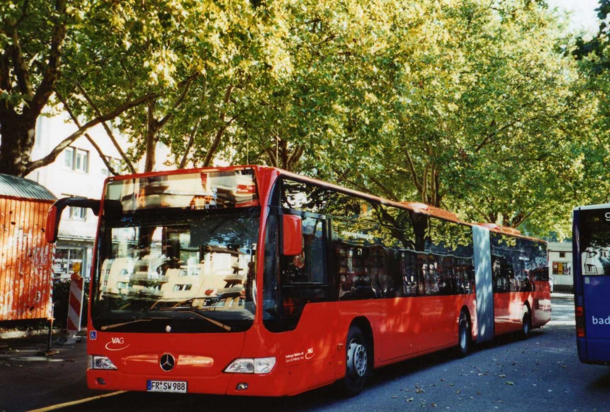 (121'531) - VAG Freiburg - Nr. 988/FR-SW 988 - Mercedes am 20. Oktober 2009 in Freiburg, Siegesdenkmal