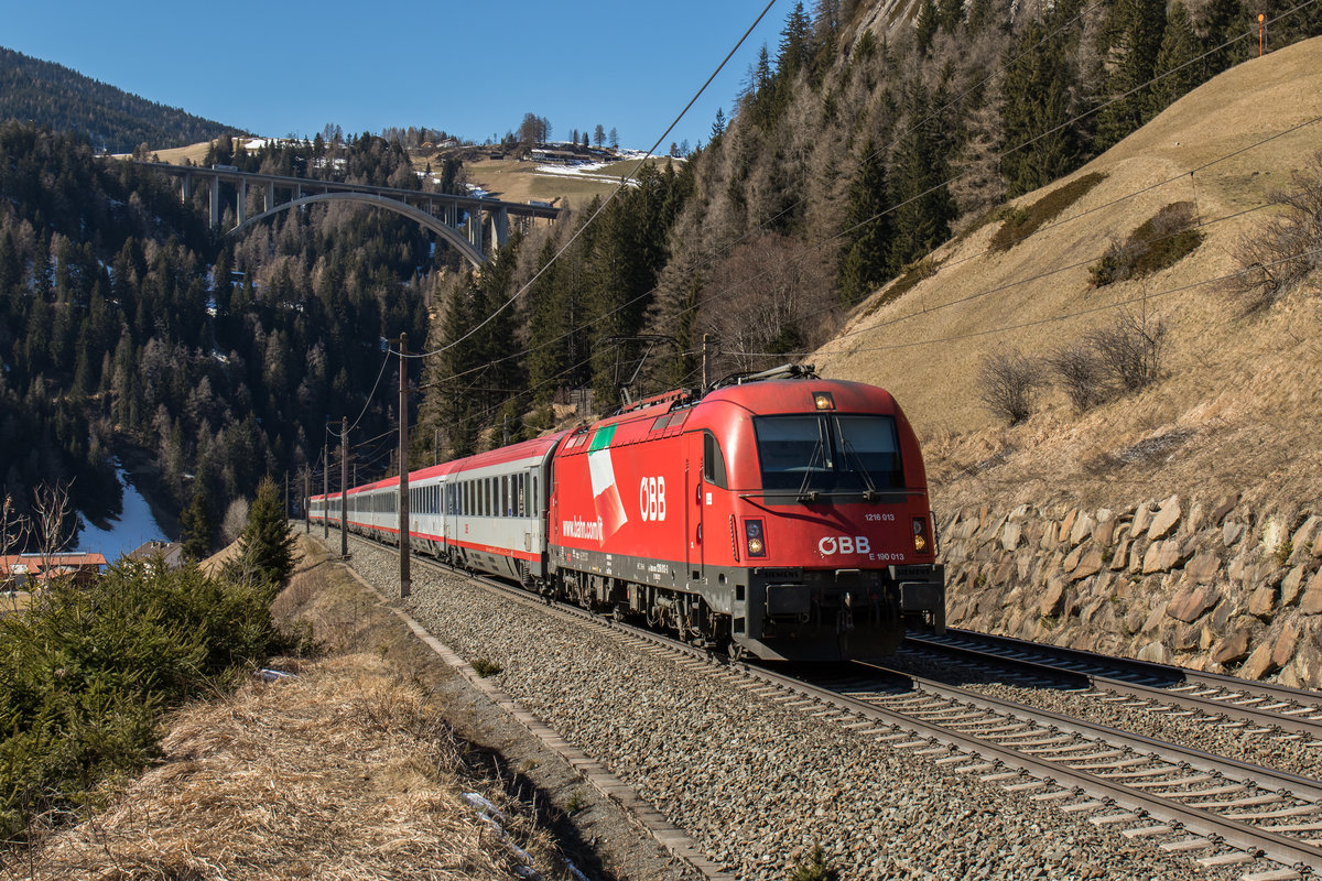 1216 013-3 am 19. Mrz 2016 bei St. Jodok am Brenner.