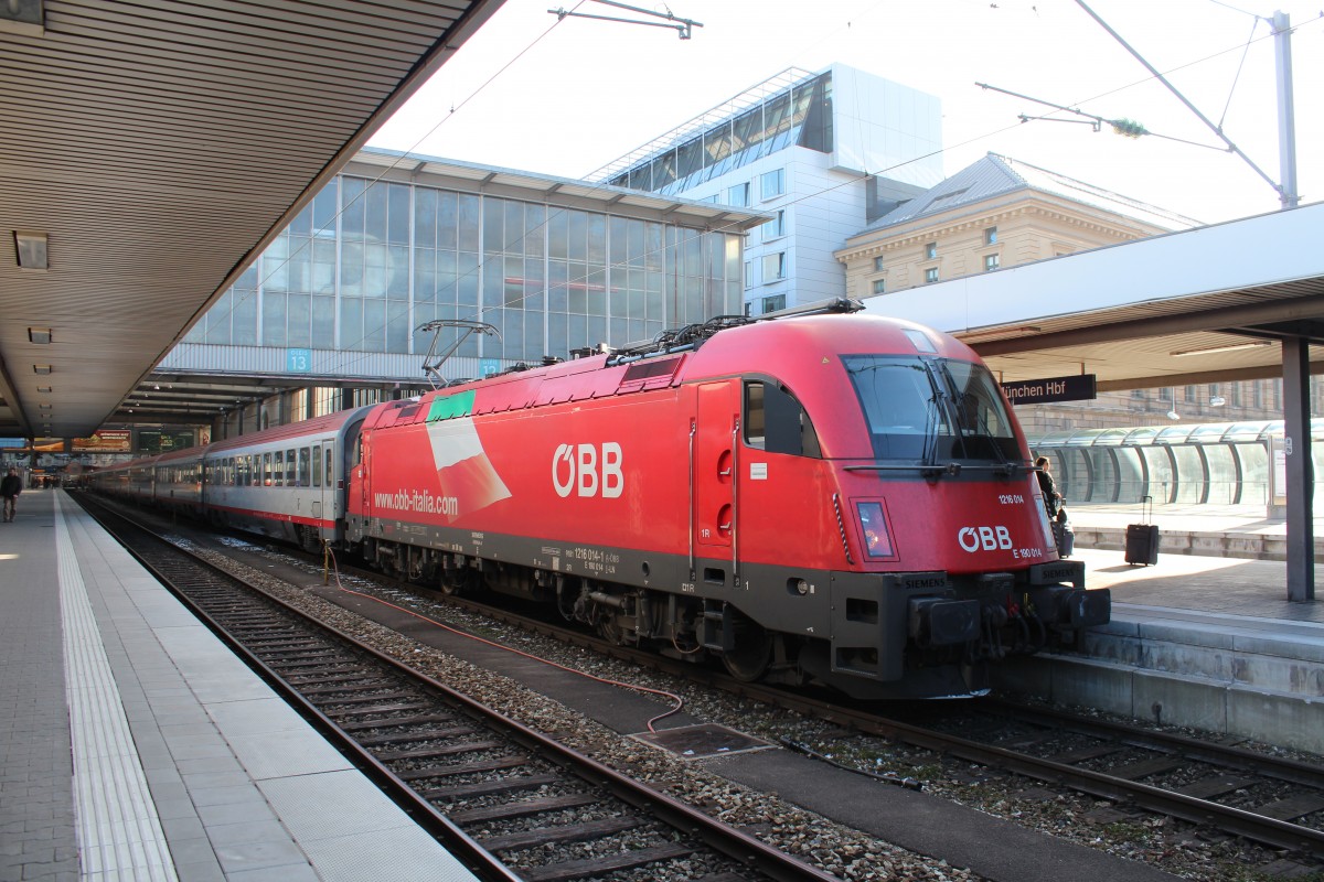 1216 014-1 steht am 15. Januar 2012 abfahrbereit im Mnchner Hauptbahnhof.