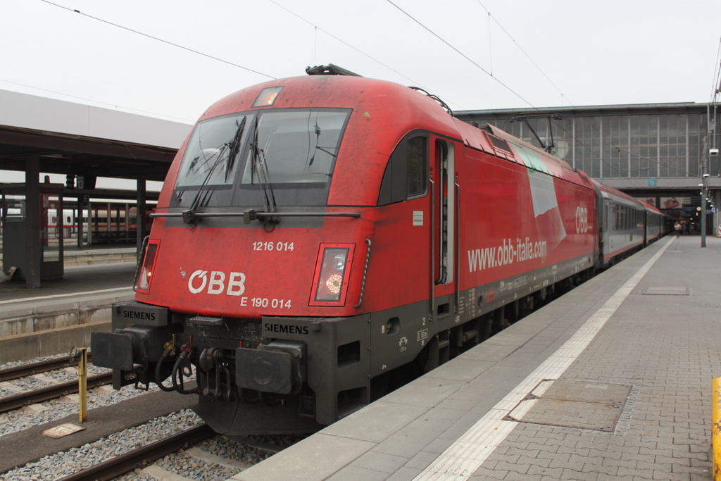 1216 014 mit EC 81(M�nchen-Bologna Centrale)kurz vor der Ausfahrt im M�nchener Hbf.23.07.2016