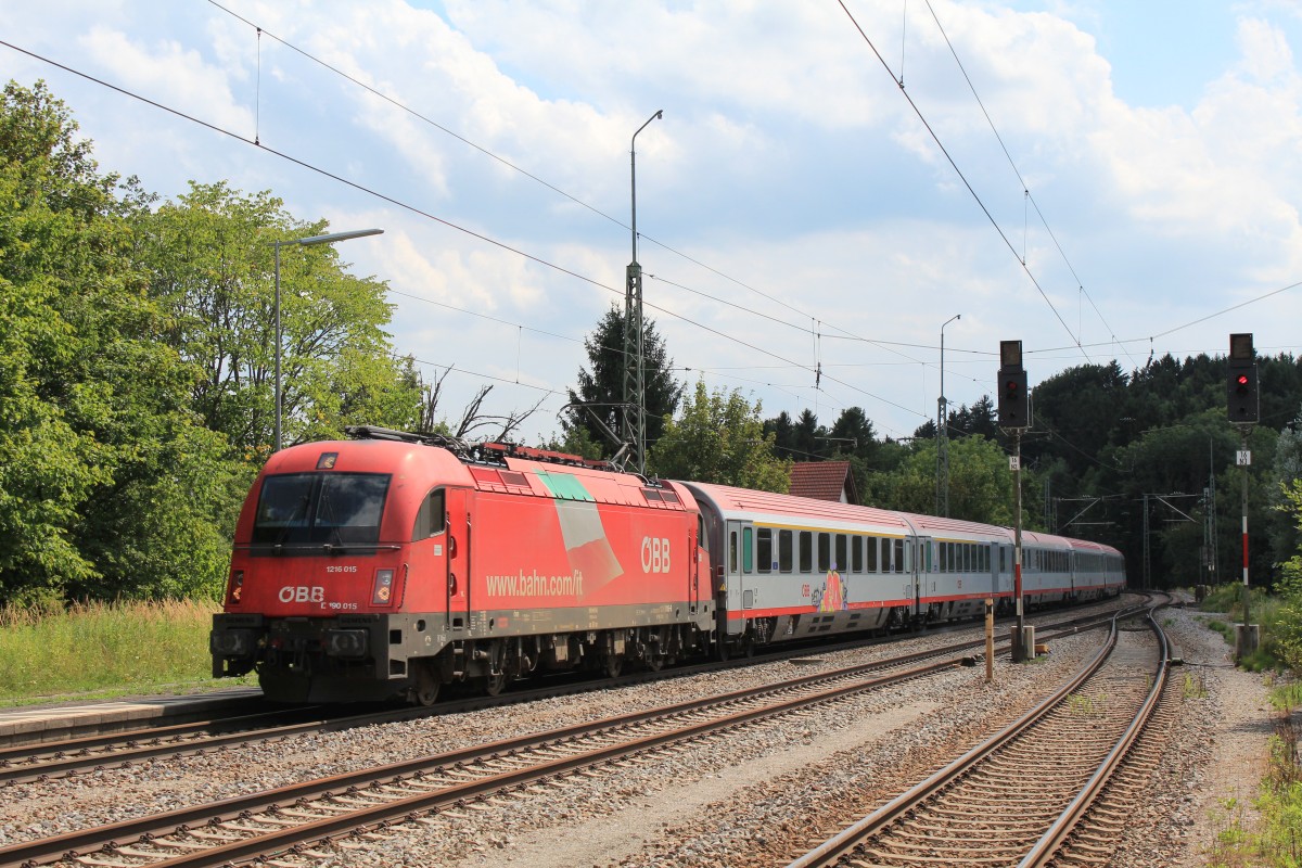 1216 015-8 ist am 14. August 2012 in Richtung Mnchen unterwegs. Aufgenommen im Bahnhof von Assling.