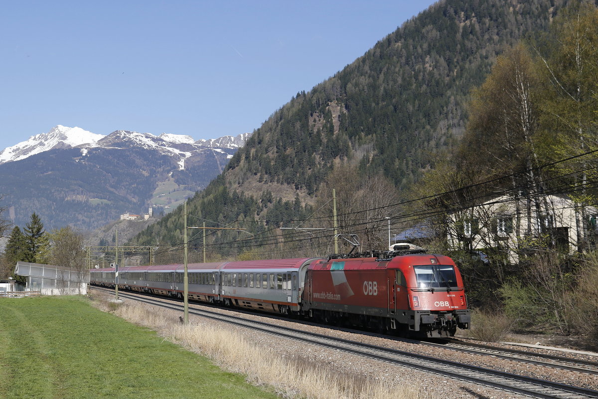 1216 016 mit einem EC auf dem Weg nach Verona. Aufgenommen am 8. April 2017 bei Freienfeld/Campo die Trens  in Sdtirol.