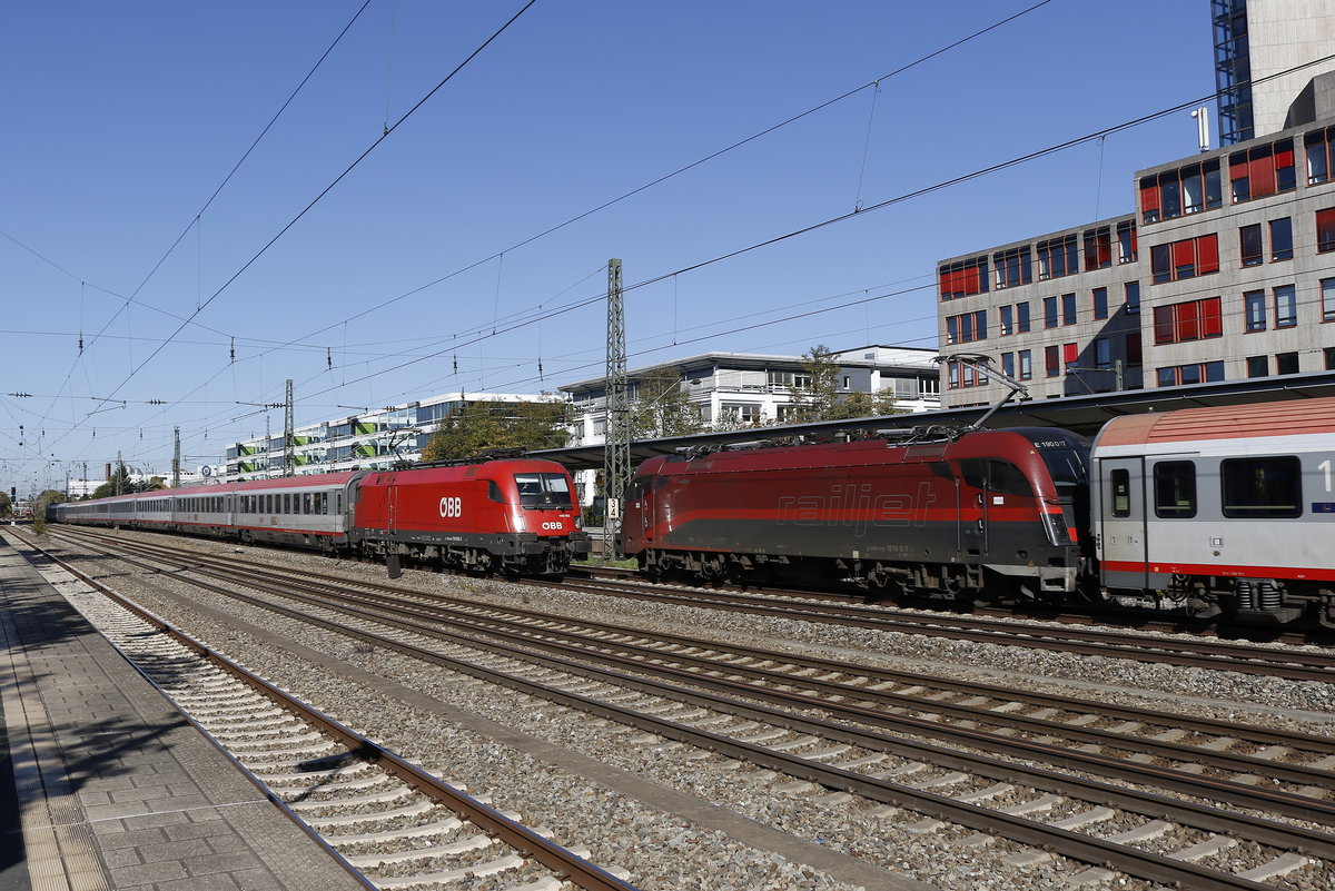 1216 017 und 1116 052 begegneten sich am 1^4. Oktober 2018 in Mnchen-Heimeranplatz.