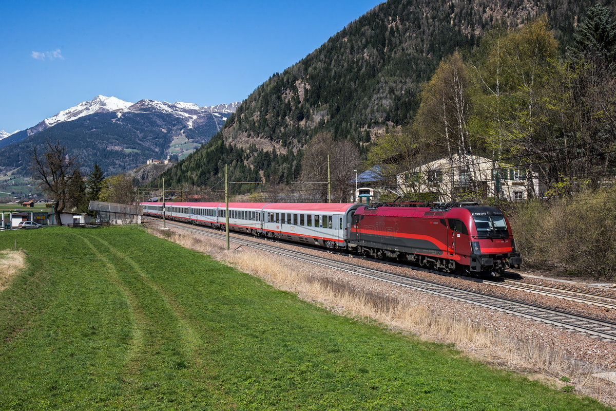 1216 018 mit einem EC vom Brenner kommend am 8. April 2017 bei Freienfeld/Campo di Trens in Sdtirol.