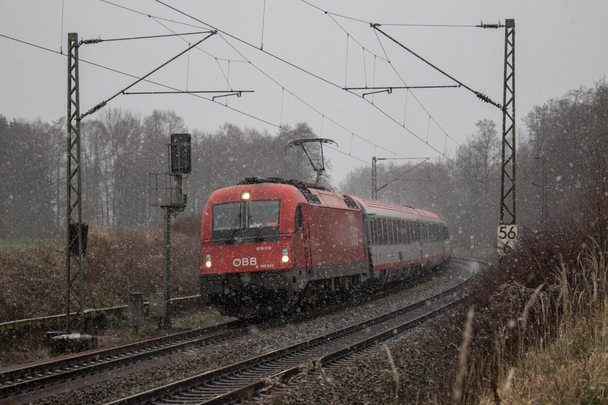 1216 019 kam etwas spter am 28. November 2015 bei Vogl bereits bei leichtem Schneefall vorbei.