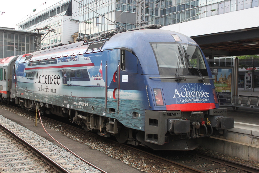 1216 019 mit EC 85 von M�nchen Hbf nach Bologna Centrale kurz vor der Ausfahrt im M�nchener Hbf.27.07.2016