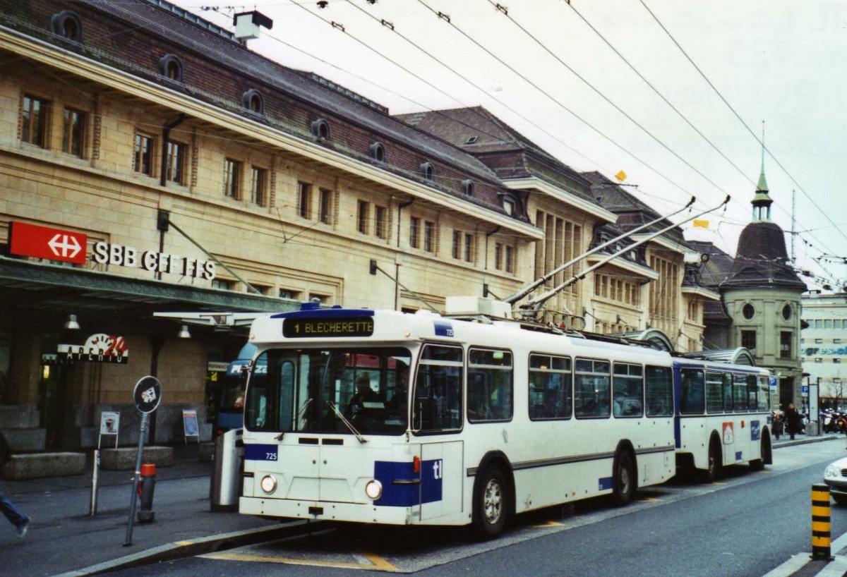 (122'221) - TL Lausanne - Nr. 725 - FBW/Hess Trolleybus am 19. November 2009 beim Bahnhof Lausanne