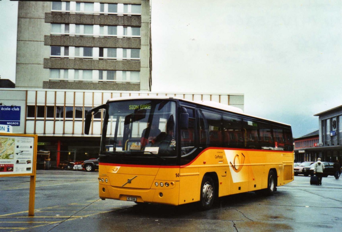 (122'818) - Lathion, Sion - Nr. 14/VS 5368 - Volvo am 12. Dezember 2009 beim Bahnhof Sion