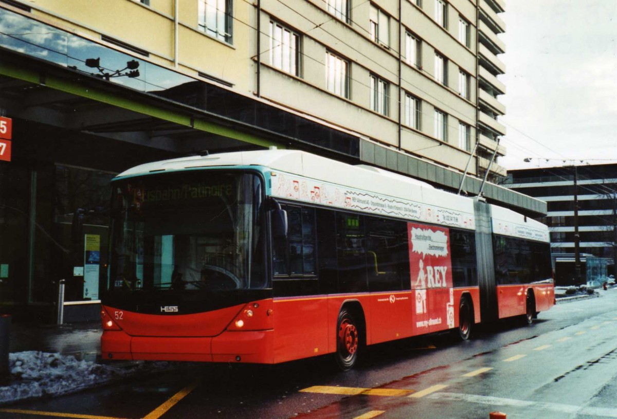 (123'217) - VB Biel - Nr. 52 - Hess/Hess Gelenktrolleybus am 23. Dezember 2009 beim Bahnhof Biel