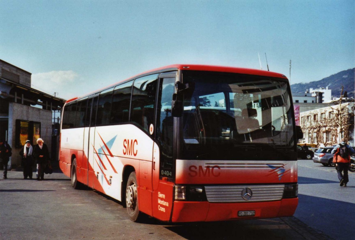 (124'623) - SMC Montana - Nr. 32/VS 201'732 - Mercedes am 9. Mrz 2010 beim Bahnhof Sierre