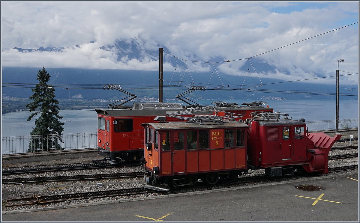 125 Jahre Rochers de Naye Bahn 1897 - 2017: die Feierlichkeiten zum Jubiläum 125 Jahre Rochers de Naye Bahn fanden Mitte September statt, unter anderem mit einer live kommentierten Fahrzeugparade in Glion. Das Bild zeigt  einen Vergleich der HG 2/2 mit der X rote 3 und der Hem 2/2 N° 11 und den X rote 4. 
16. Sept. 2017