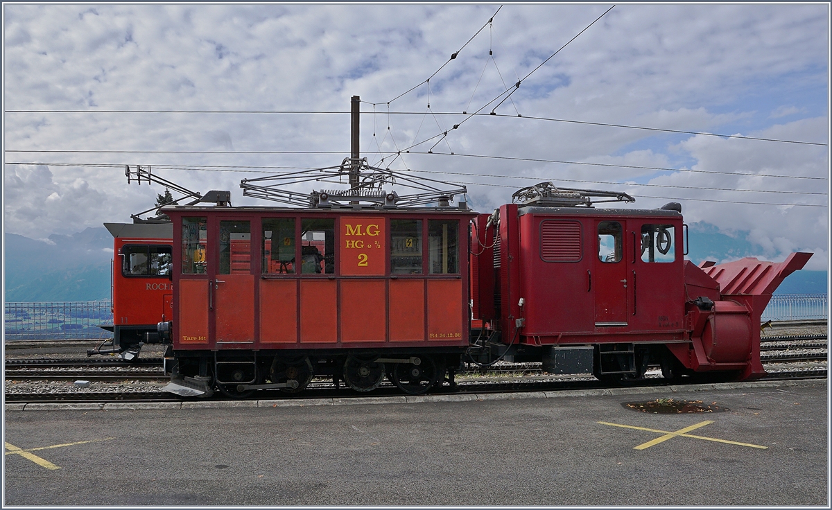 125 Jahre Rochers de Naye Bahn 1897 - 2017: die Feierlichkeiten zum Jubiläum 125 Jahre Rochers de Naye Bahn fanden Mitte September statt, unter anderem mit einer live kommentierten Fahrzeugparade in Glion. Das Bild zeigt  einen Vergleich der HGe 2/2 N° (die auf anordnung des BVA nicht mehr bewegt werden durfte) mit der X rote 3 und der Hem 2/2 N° 11 und den X rote 4. 
16. Sept. 2017