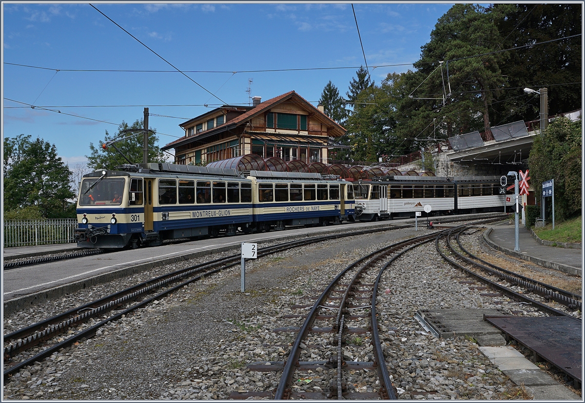 125 Jahre Rochers de Naye Bahn 1897 - 2017: die Feierlichkeiten zum Jubiläum 125 Jahre Rochers de Naye Bahn fanden Mitte September statt, unter anderem mit einer live kommentierten Fahrzeugparade in Glion. Programmpunkt Nummer drei war dann der Regelzug vom Rochers de Naye nach Montreux, welcher mit dem erste gelieferten und dem letzen gebauten Bhe 4/8 301 und 305 bestand. Die fünf Bhe 4/8 können seit einigen Jahren in Vielfachsteuerung verkehren und bewältigen praktisch den gesamten Verkehr auf der Rochers de Naye Bahn. Der Bhe 4/8 305 wurde nachträglich bei der MOB in Chernex nachgebaut; vier gleiche Züge (jedoch ohne Vielfachsteuerung) verkehren auch auf der Monte Generosso Bahn.
16. Sept. 2017 