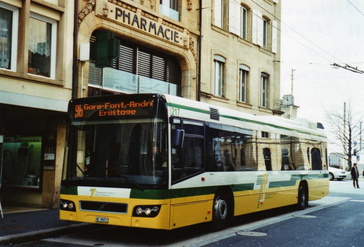 (125'222) - TN Neuchtel - Nr. 217/NE 99'217 - Volvo am 22. Mrz 2010 in Neuchtel, Place Pury