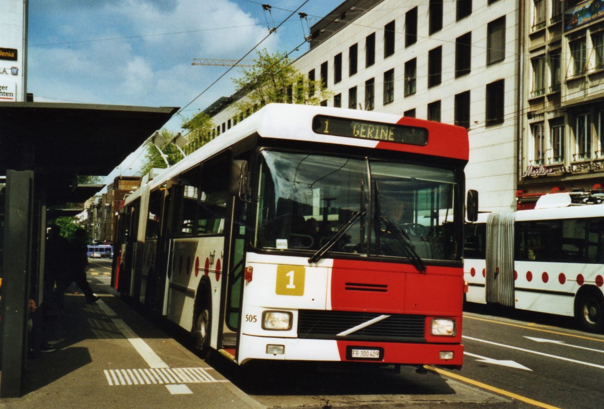 (126'412) - TPF Fribourg - Nr. 505/FR 300'409 - Volvo/Hess Gelenkduobus (ex TF Fribourg Nr. 105) am 19. Mai 2010 beim Bahnhof Fribourg