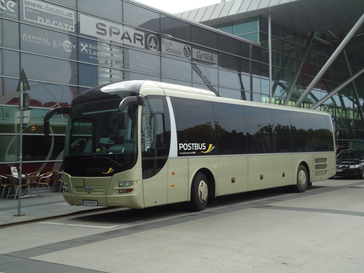 (128'339) - PostBus - BD 13'095 - MAN am 8. August 2010 beim Bahnhof Linz