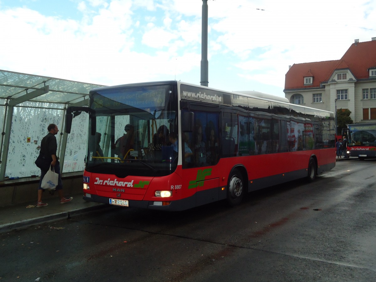 (128'366) - Dr. Richard - Nr. R8807/W 1812 LO - MAN am 9. August 2010 in Wien-Hietzing, Kennedybrcke