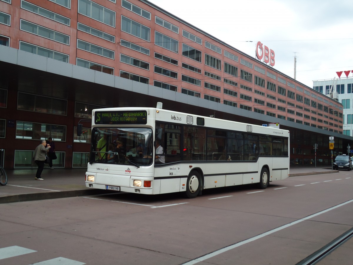 (128'642) - IVB Innsbruck - Nr. 962/I 962 IVB - MAN am 11. August 2010 beim Bahnhof Innsbruck