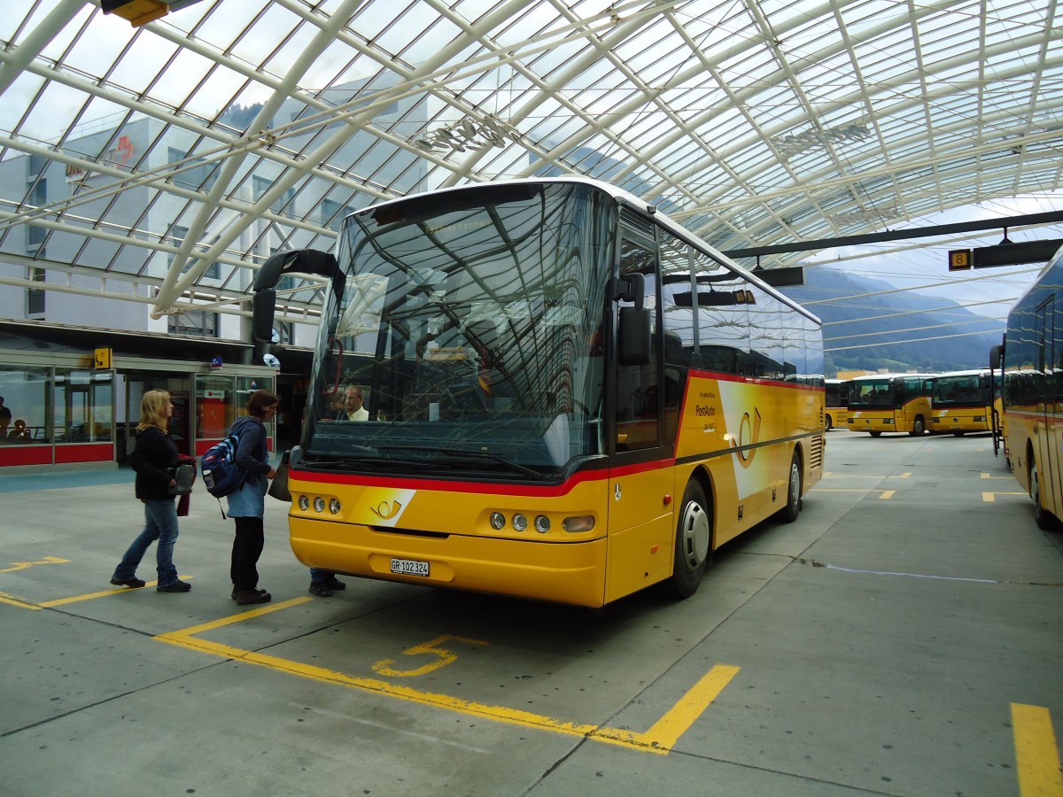 (128'726) - PostAuto Graubnden - GR 102'324 - Neoplan am 13. August 2010 in Chur, Postautostation