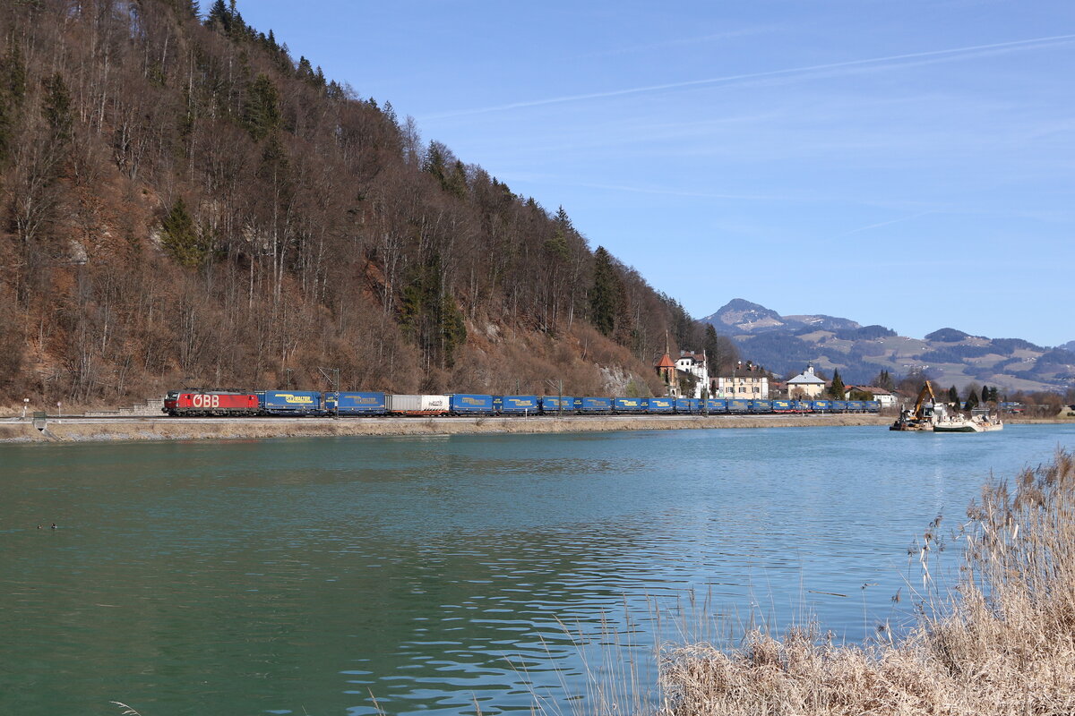 1293 035 mit einem  Walter-KLV  aus Mnchen kommend am 5. Mrz 2025 bei Kufstein am Inn.